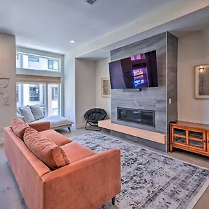  Holiday home Townhome With Rooftop Deck Walk To United States